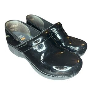 Dansko Professional XP Clogs size 39 Black Patent Leather